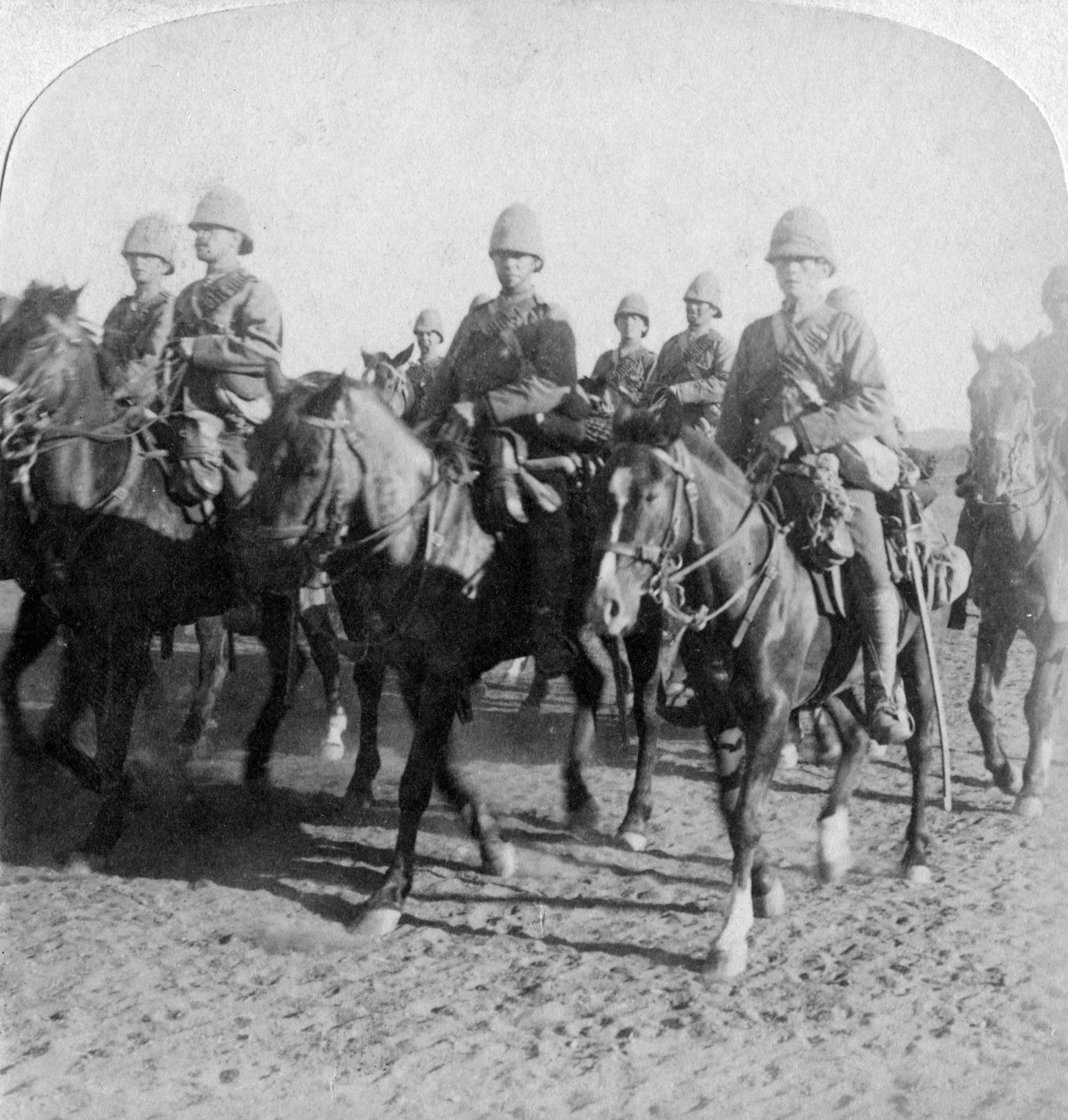 10. huszárok egy búr támadás visszaverése után, Colesberg, Dél-Afrika, 1900. január 4. alkotó: Underwood and Underwood