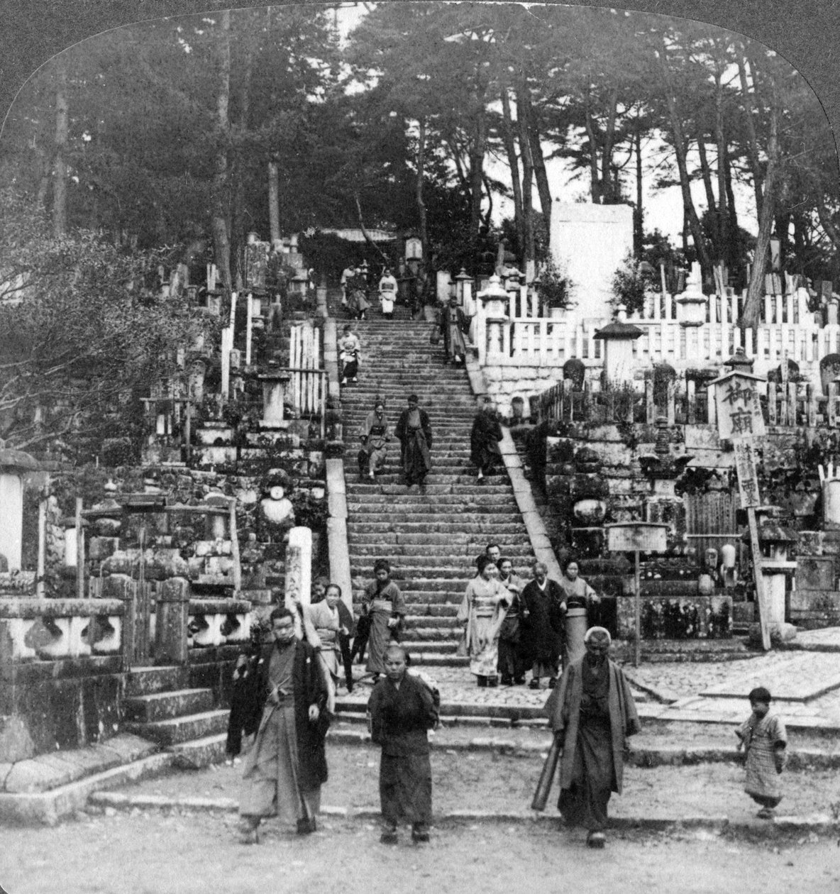 Buddhista temető a Kurodani kolostor közelében, Kyoto, Japán, 1904. alkotó: Underwood and Underwood