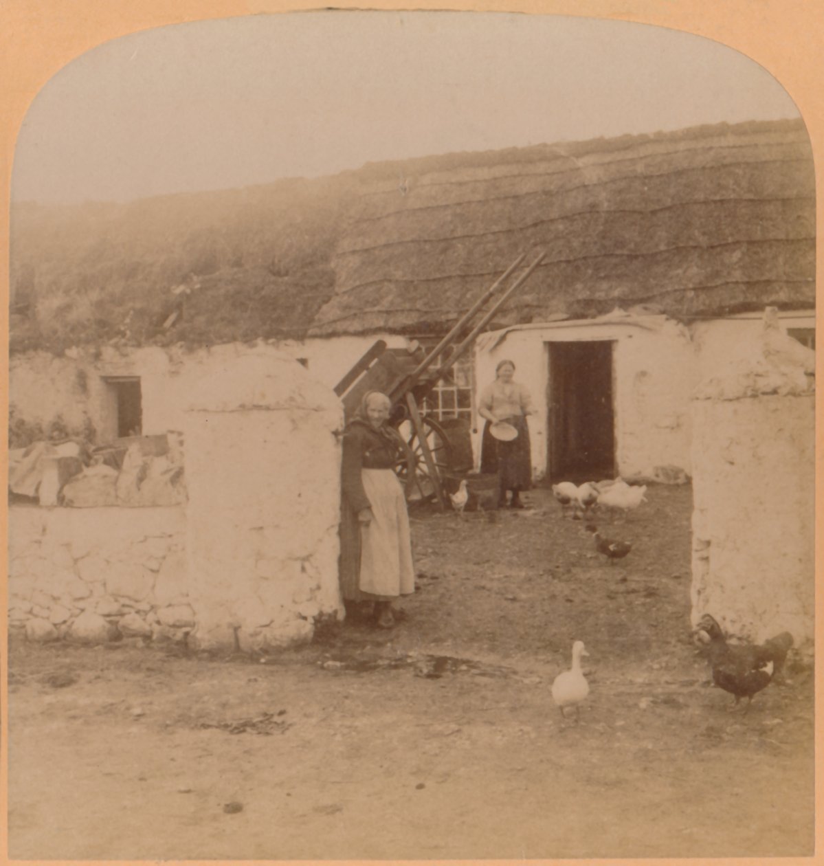 Jellegzetes otthon, Ballintoy Village, Antrim megye, Írország, 1900. alkotó: Underwood and Underwood