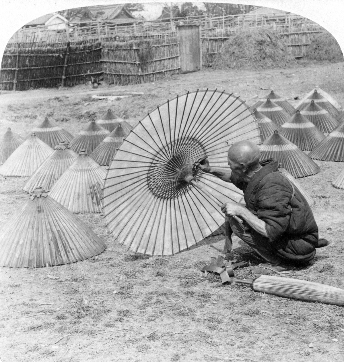 Japán esernyőgyártó, Kobe, Japán, 1896. alkotó: Underwood and Underwood