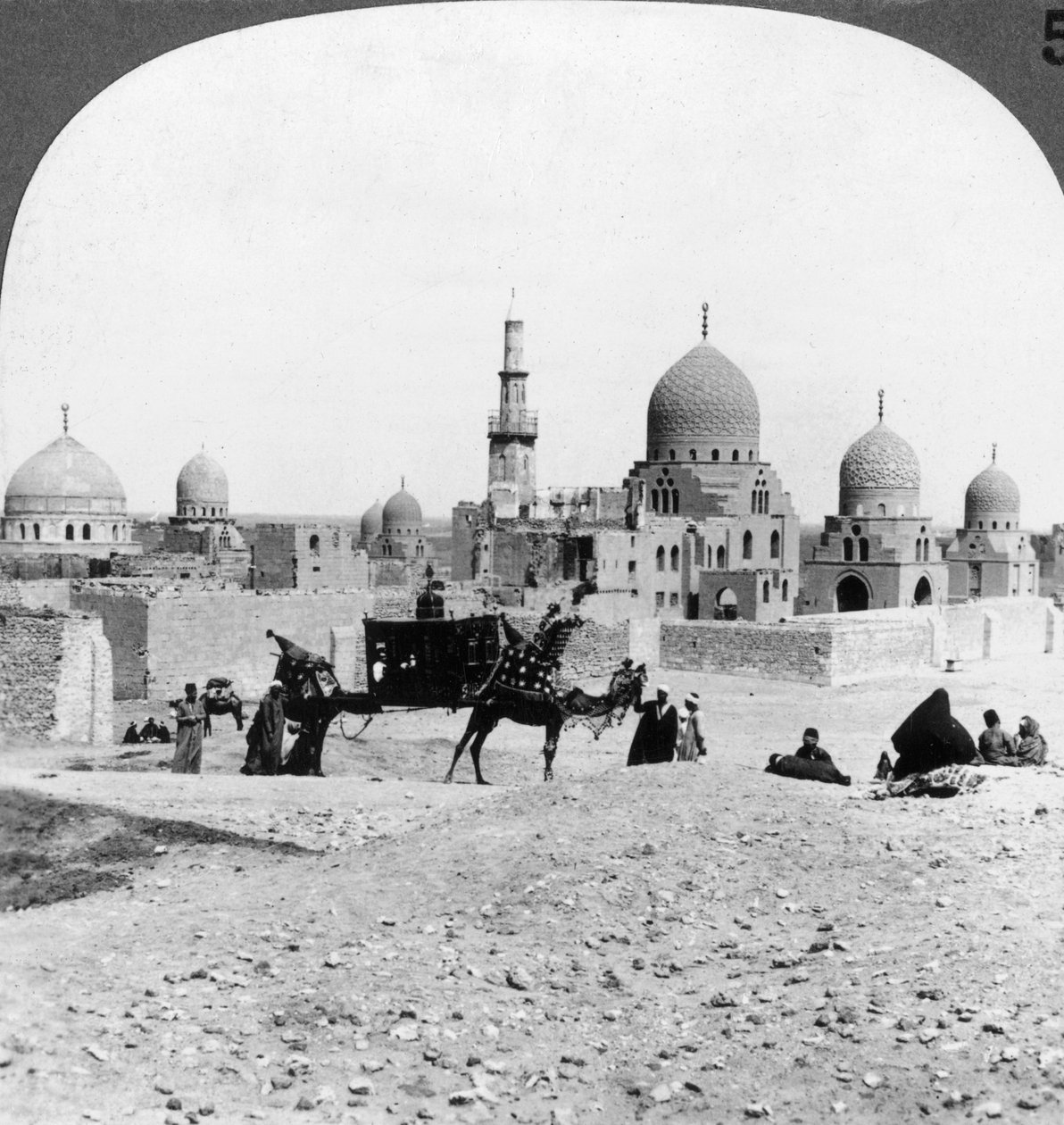 A sivatag hajója, amely elhaladt muzulmán uralkodók sírja mellett, Kairó, Egyiptom, 1905. alkotó: Underwood and Underwood