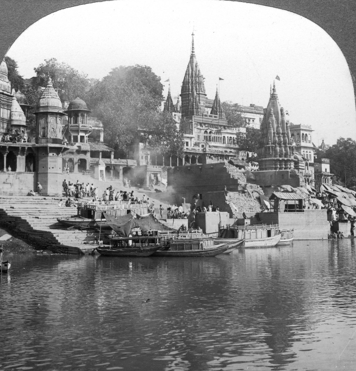 Egy égő ghat a Gangesznél Benares Varanasiban, Indiában, 1900-as évek. alkotó: Underwood and Underwood