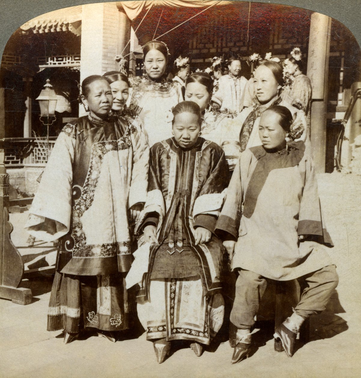 Egy csoport nő egy gazdag kínai ház udvarán, Peking, Kína, 1902 alkotó: Underwood and Underwood