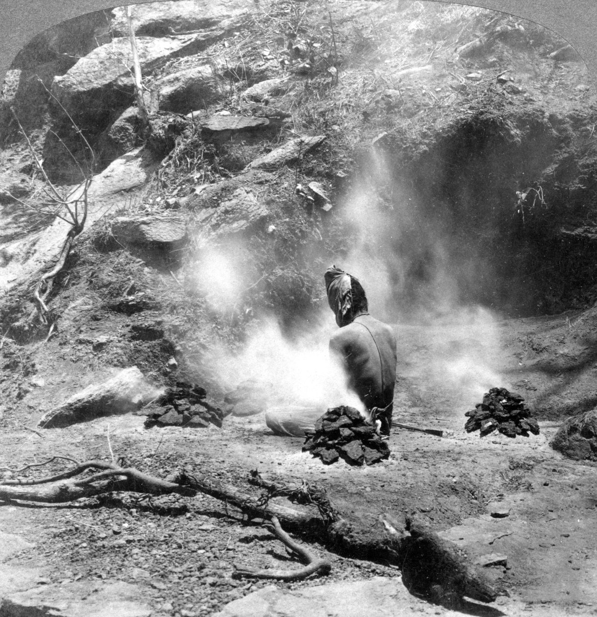 Egy remete vezeklést végez a Gem Lake-nél, Mount Abu-ban, Indiában, 1903. alkotó: Underwood and Underwood