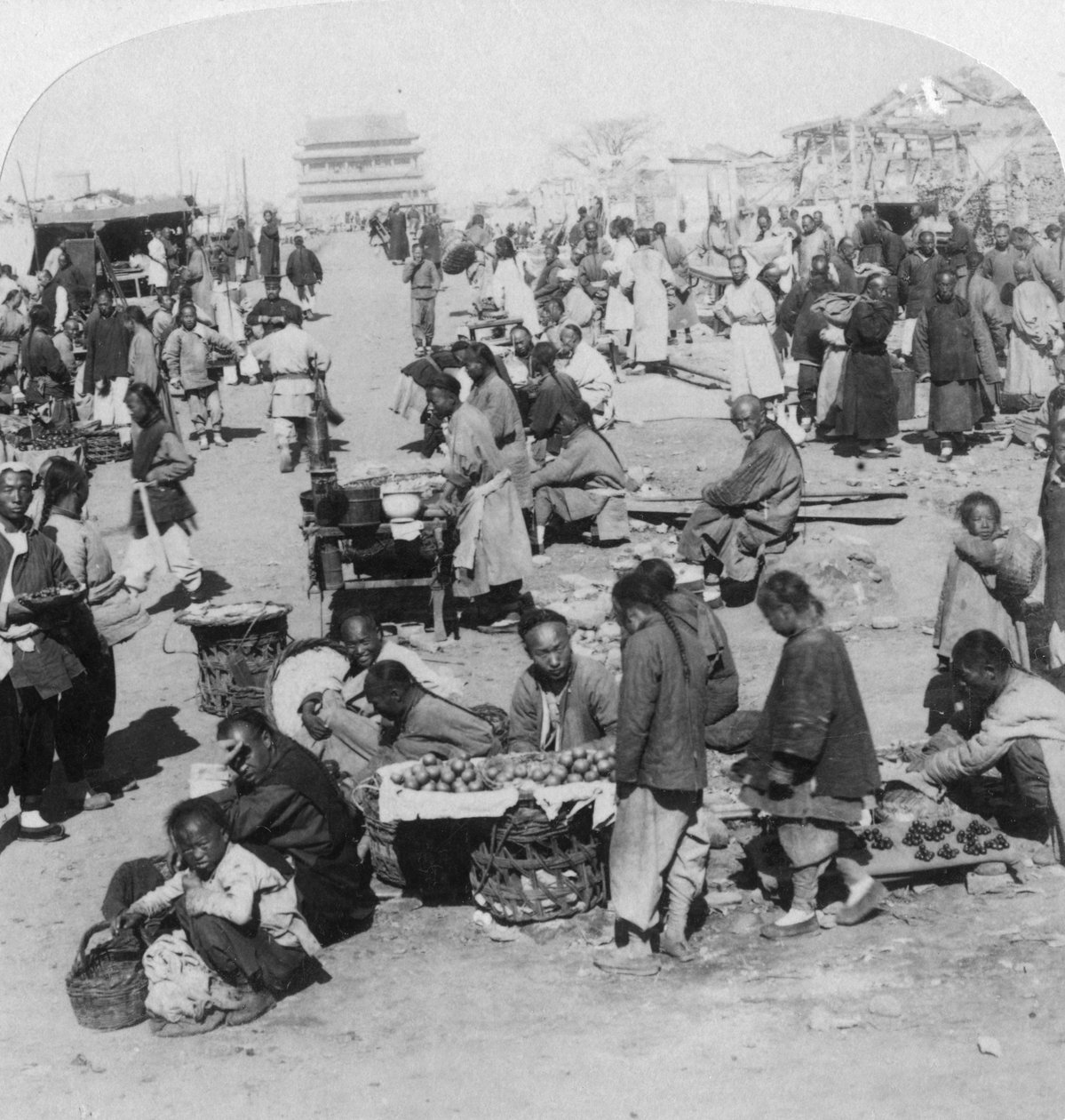 Egy piac a tatár északi városban, a Drum Tower felé néz, Peking Peking, Kína, 1901 alkotó: Underwood and Underwood