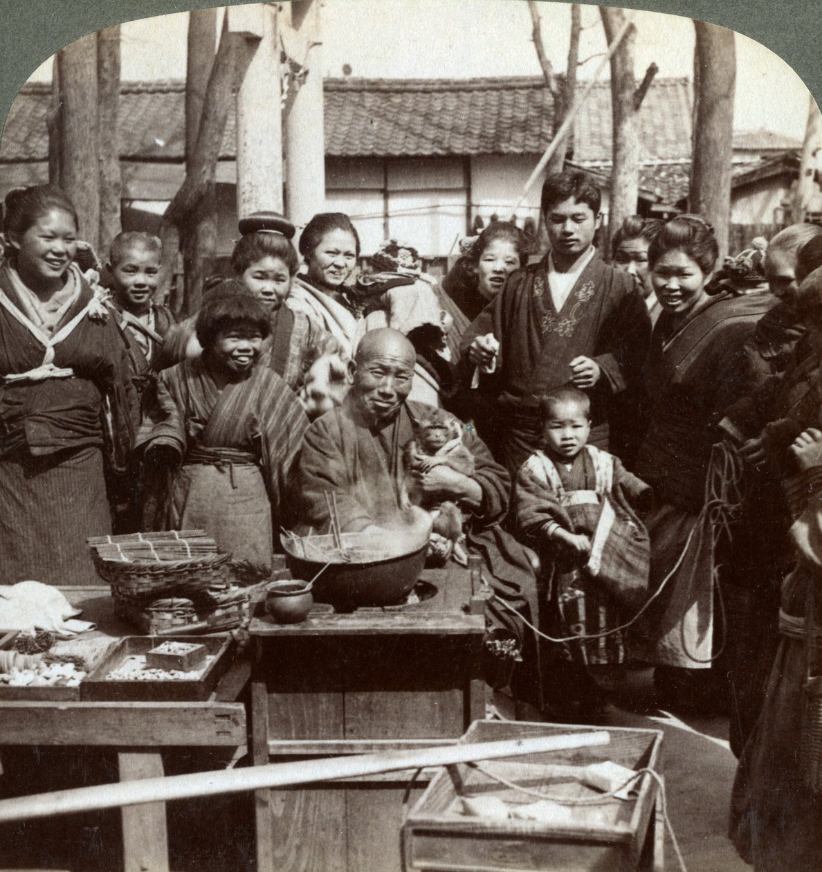 Egy utcai előadó egy majommal, aki a tömeget szórakoztatja, Kobe, Japán, 1896. alkotó: Underwood and Underwood