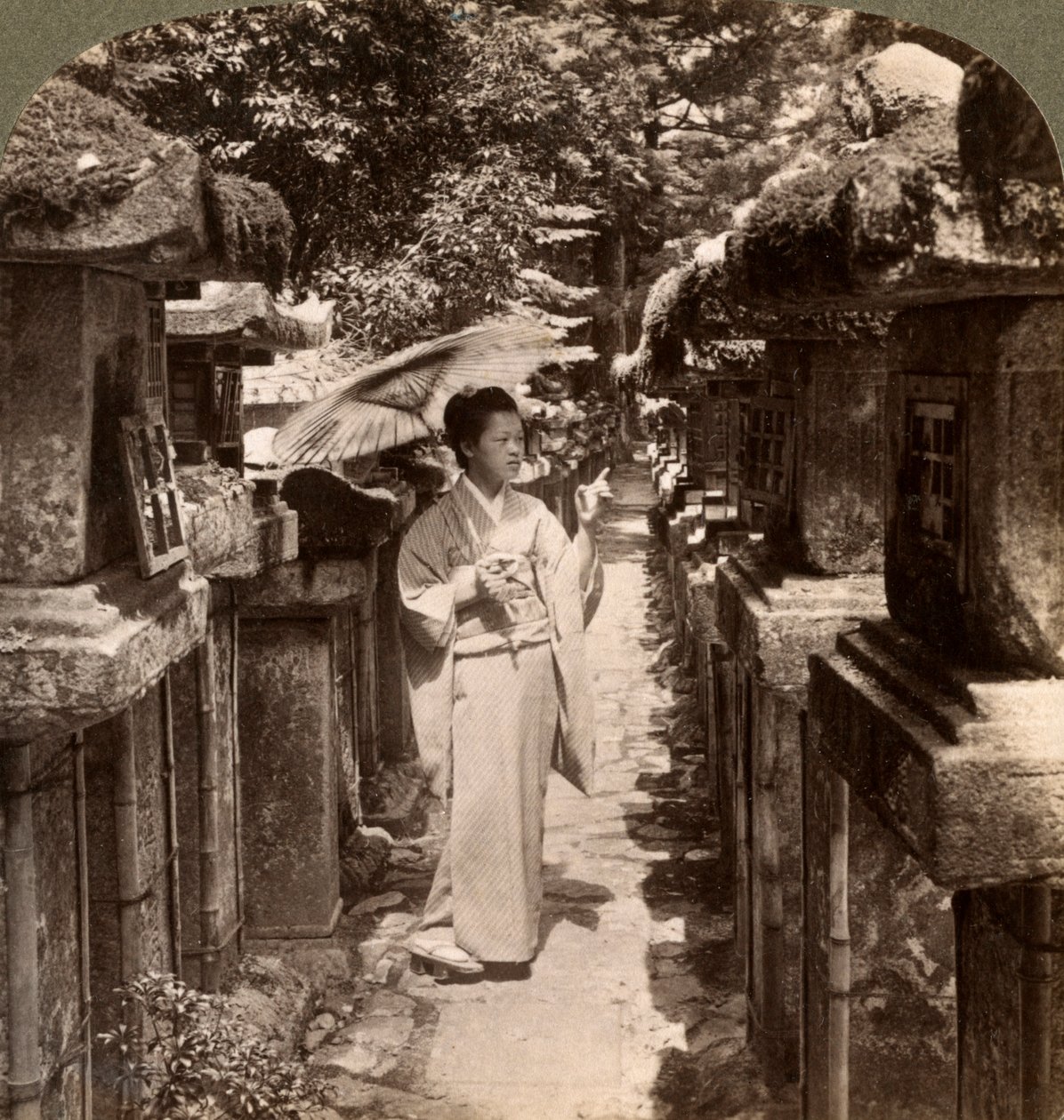 Egy női sintó bhakta, aki a kőlámpásokat számolja, Kasuga szentély, Nara, Japán, 1904. alkotó: Underwood and Underwood