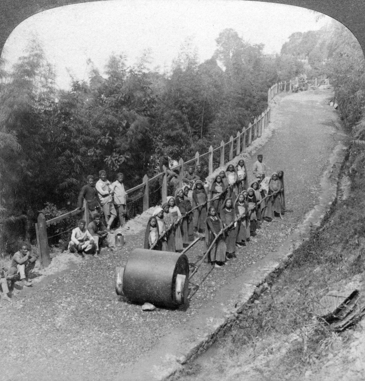 Egy női munkacsoport a Darjeeling autópályán, Indiában, 1903. alkotó: Underwood and Underwood