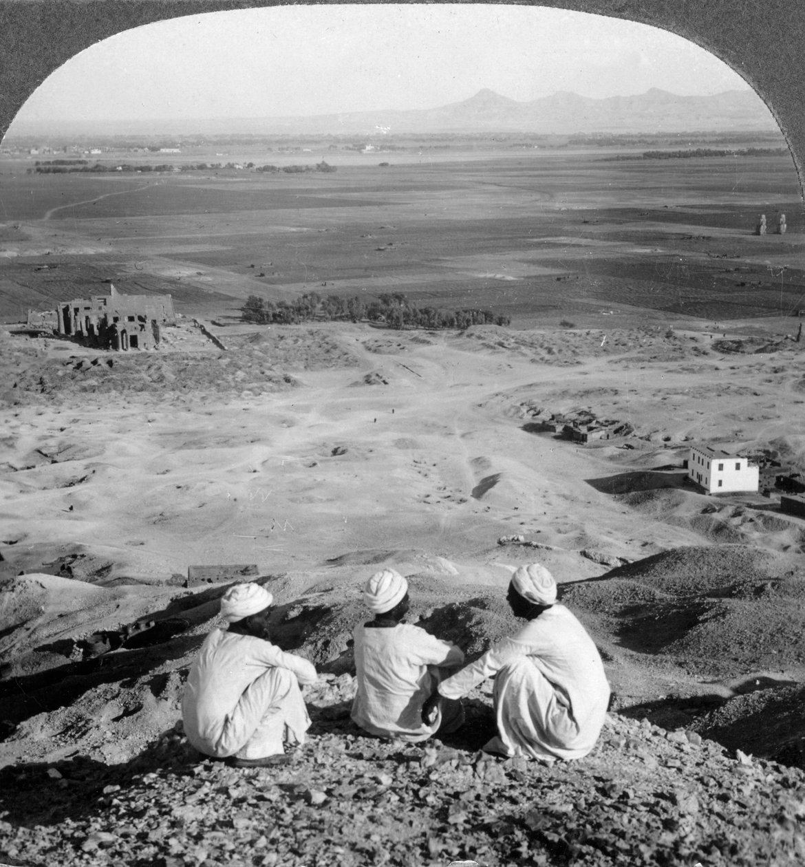 Théba síkságán túl és a sziklákról készült Memnon-szobrok mellett, Egyiptom, 1905. alkotó: Underwood and Underwood