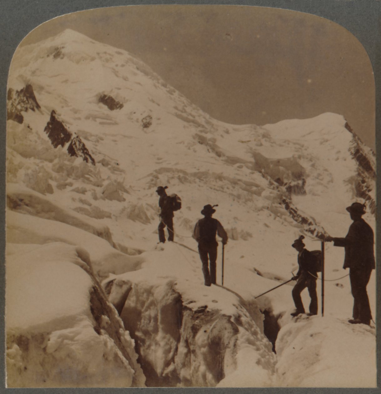 A Mt. Blanc megmászása - a Bossons-gleccser átkelése - Grands Mulets távolban, Alpok, 1901. alkotó: Underwood and Underwood