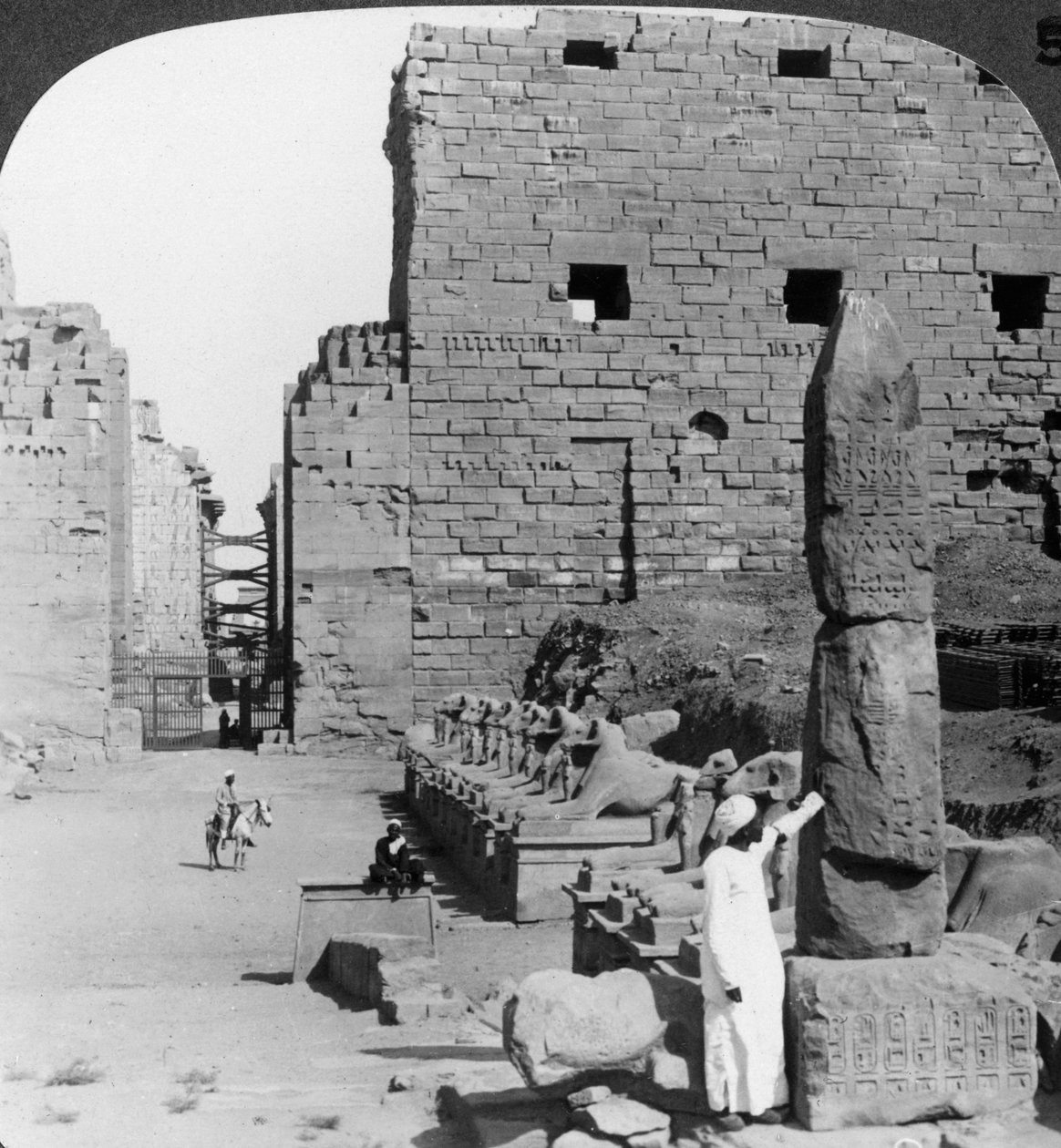 Szentképek sugárútja ásatás után, Karnak, Théba, Egyiptom, 1900 körül alkotó: Underwood and Underwood