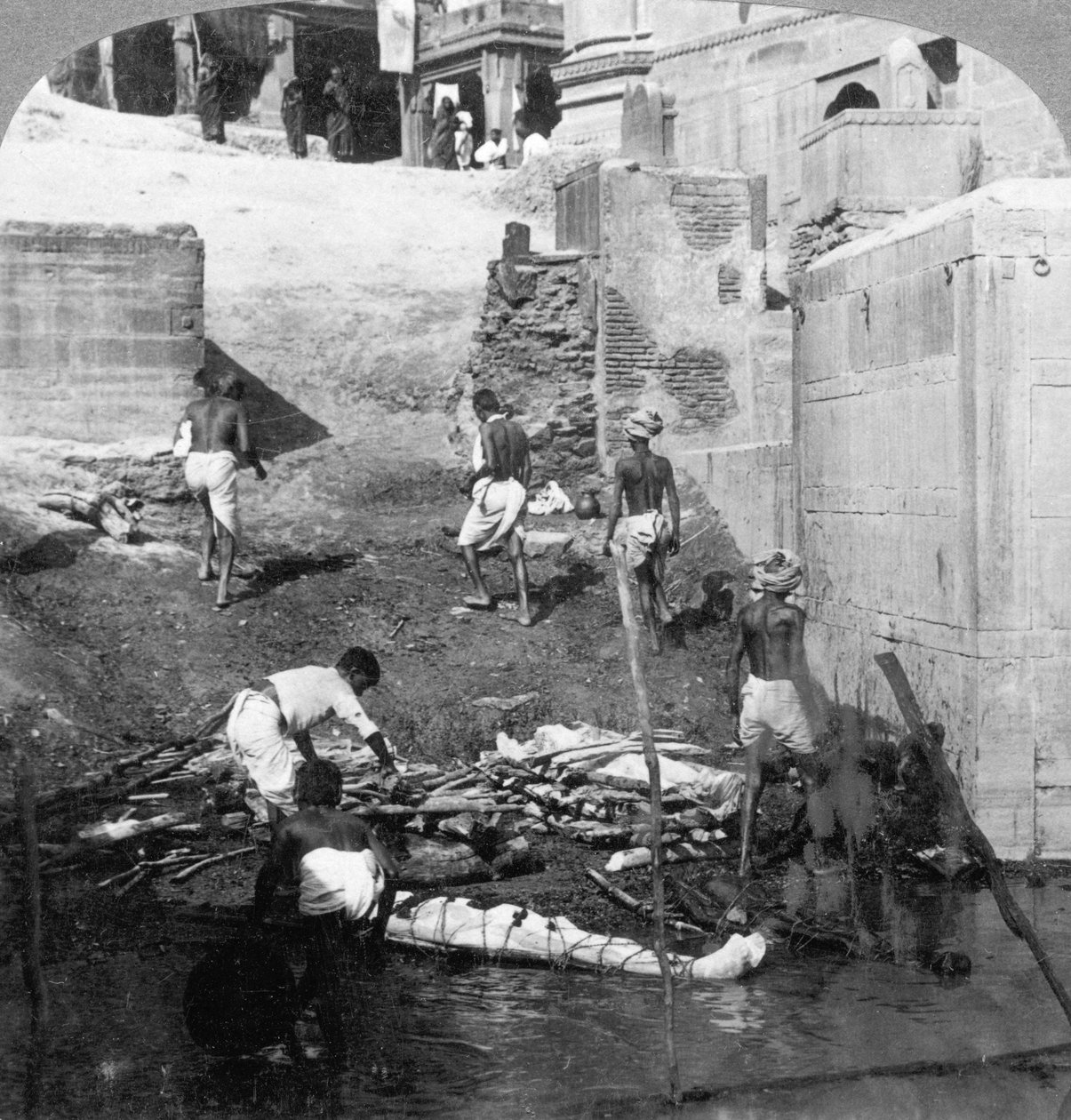 Hindu halottak fürdetése és elégetése, Benares Varanasi, India 1903. alkotó: Underwood and Underwood