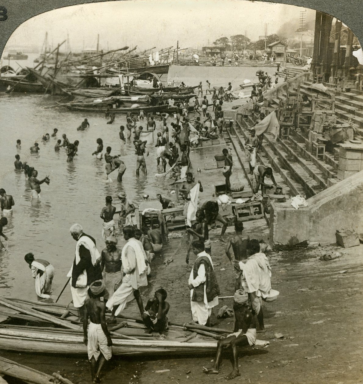 Fürdés egy Gangesz-parton, Kalkutta, India, 1900-as évek. alkotó: Underwood and Underwood