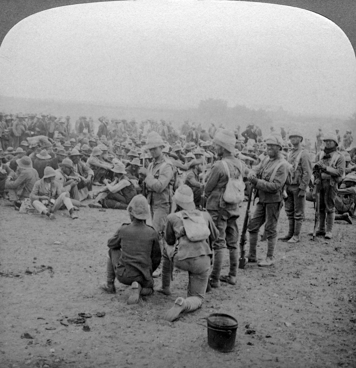 A Paardebergből a Modder Riverbe vezető úton nyugvó búr foglyok, Dél-Afrika, 1900-1902. alkotó: Underwood and Underwood