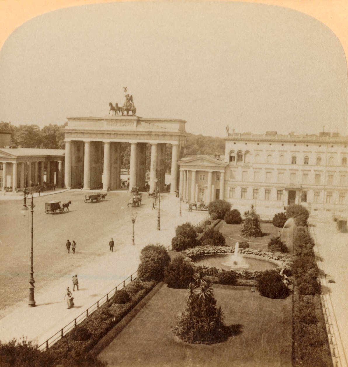 Brandenburgi kapu, Unter den Linden, Berlin, Németország, 1894. alkotó: Underwood and Underwood