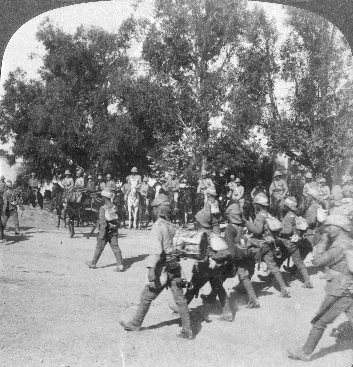 Brit parancsnokok felülvizsgálják a dél-afrikai Kroonstadtba belépő csapatokat, búr háború, 1901 alkotó: Underwood and Underwood