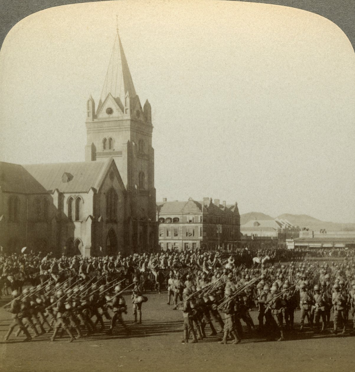 Brit katonák, Lord Roberts által ismertetett, Public Square, Pretoria, Dél-Afrika, búr háború, 1900. alkotó: Underwood and Underwood