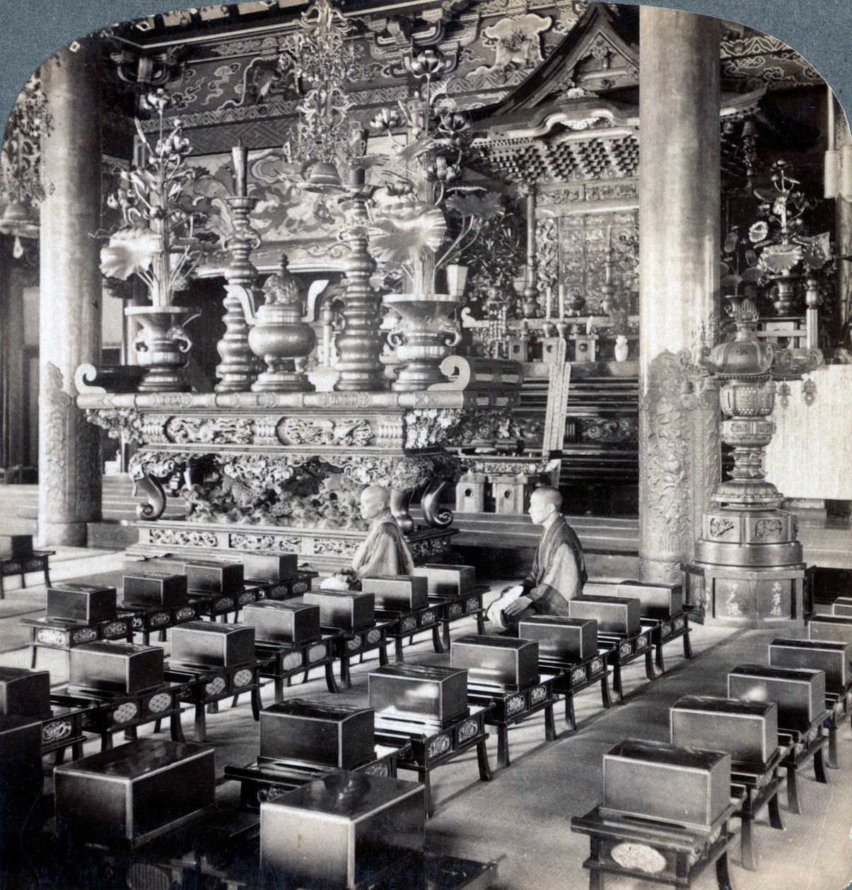 Buddhista papok az Ikegami templomban, Omoriban, Japánban, 1904. alkotó: Underwood and Underwood