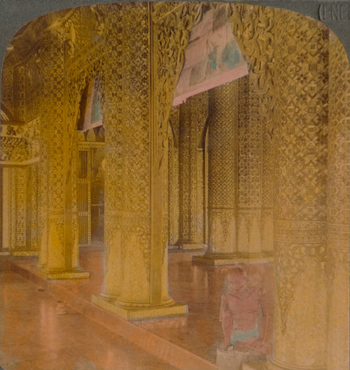 Buddhista templombelső drága arany- és színdíszekkel, Moulmein, Burma, 1907. Művészek: Elmer Underwood, Bert Elias Underwood. alkotó: Underwood and Underwood