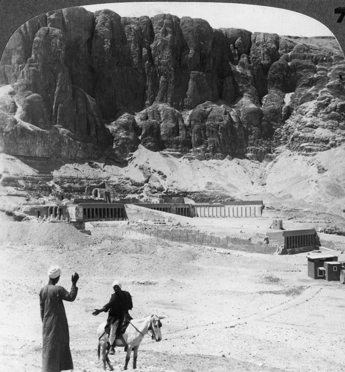 Örökre eltemették – a Deir-el-Bahri templom oszlopos teraszai, Théba, Egyiptom, 1905. alkotó: Underwood and Underwood