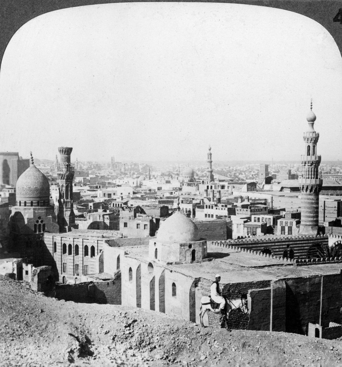Kairó, délnyugat felé néz, a városon át a piramisokhoz, Egyiptom, 1905. alkotó: Underwood and Underwood