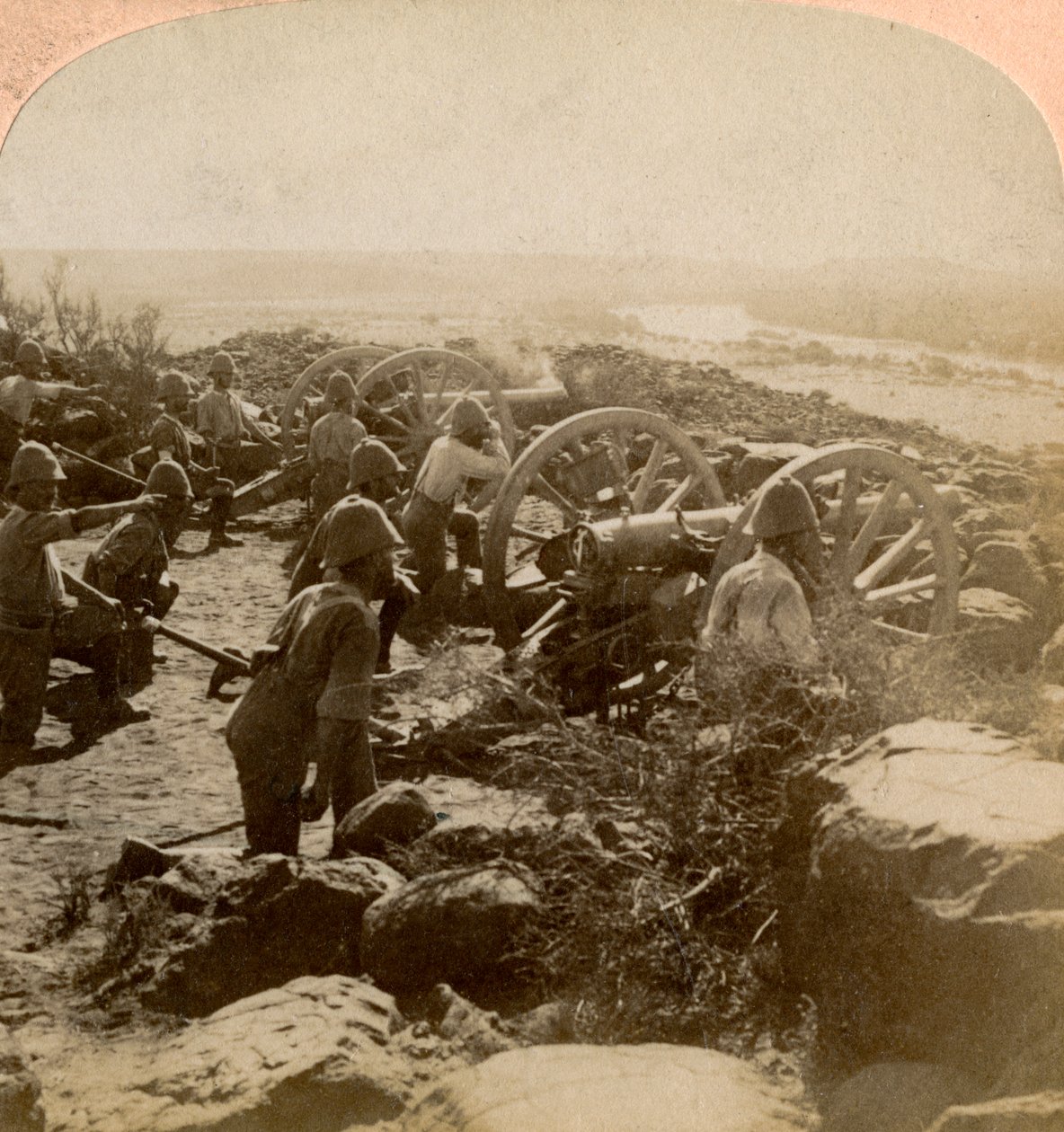 A Cape Garrison tüzérsége melegíti a búrokat a Modder-folyón túl, Dél-Afrika, 1900 alkotó: Underwood and Underwood