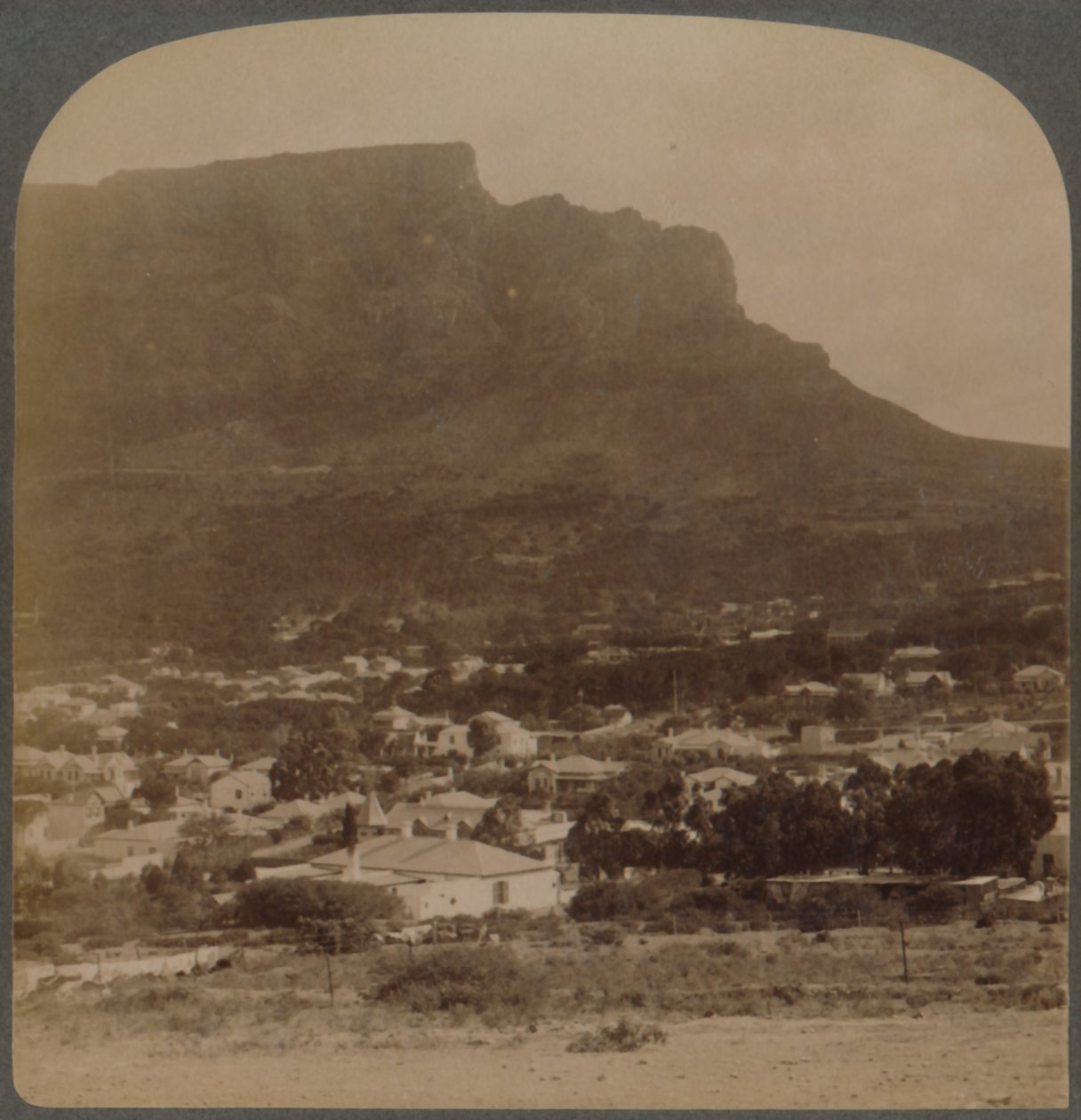 Fokváros és Table Mountain, a Signal Hill lábától nyugatra, Dél-Afrika, 1902. alkotó: Underwood and Underwood