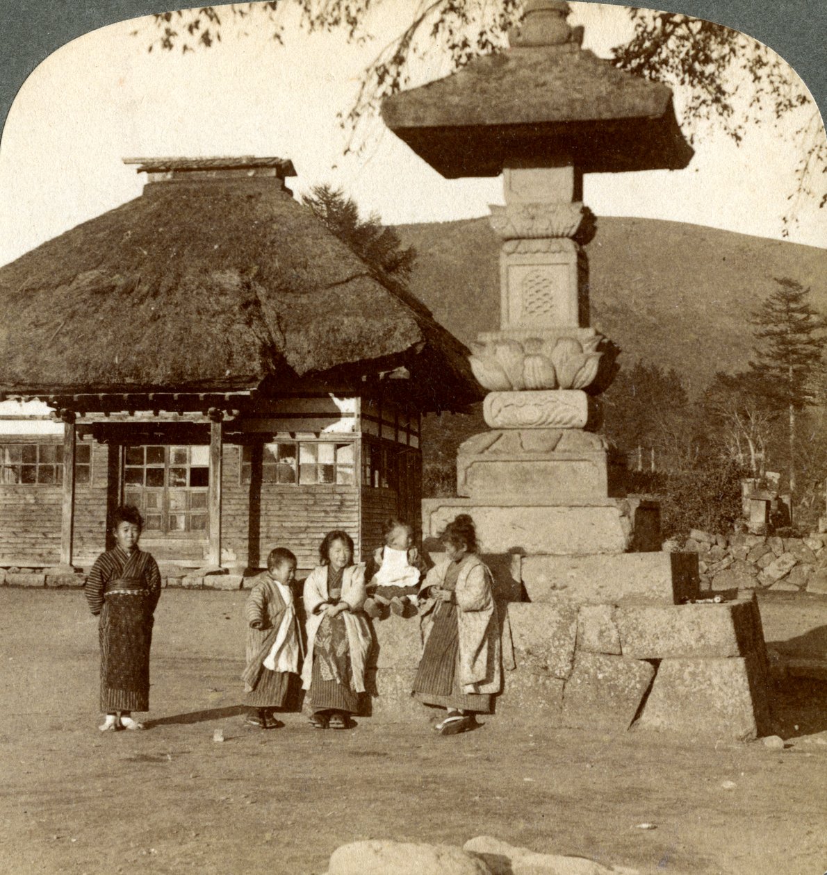 Gyerekek egy falusi iskola játszóterén, Japán, 1904 alkotó: Underwood and Underwood