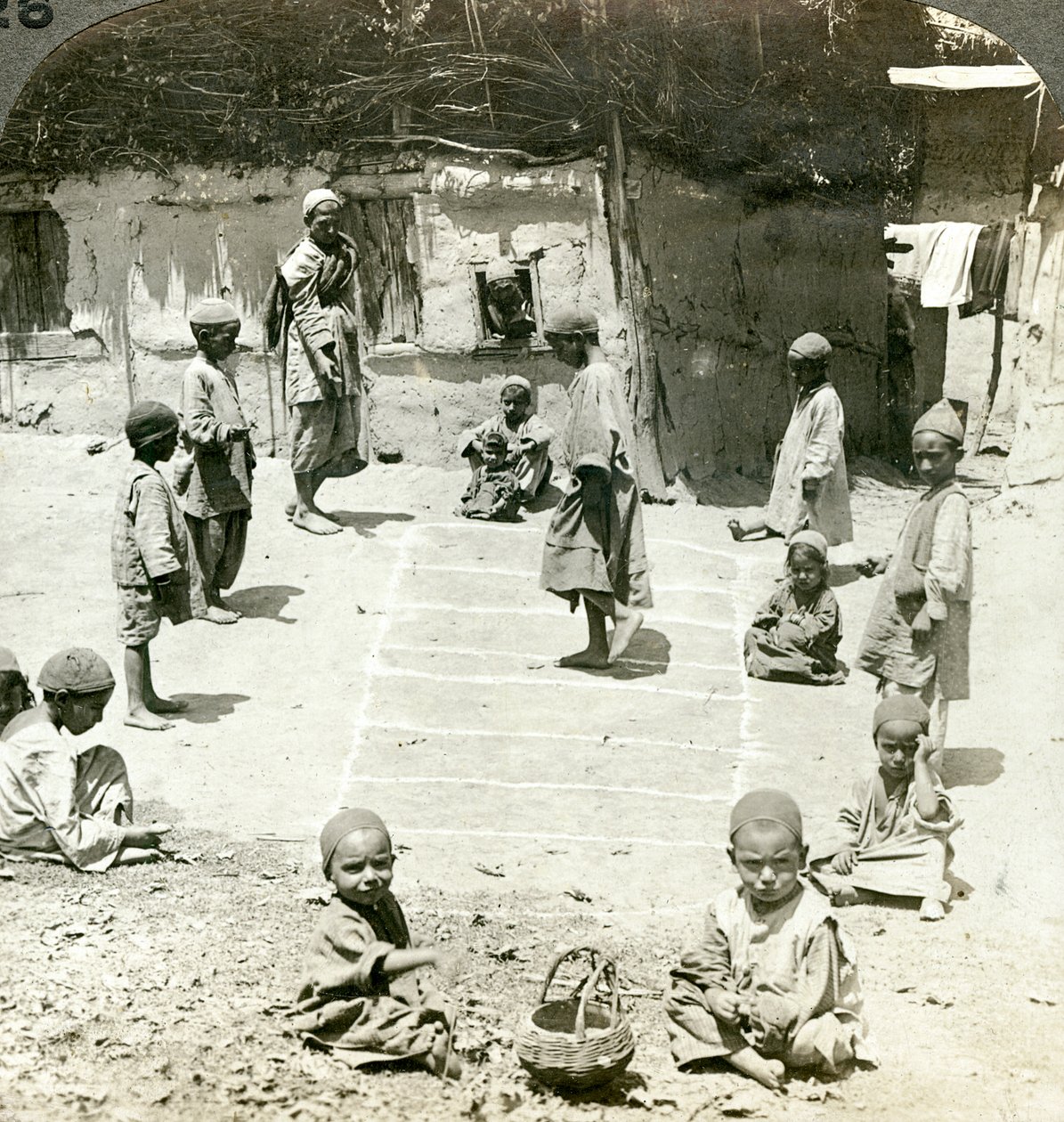 Gyerekek komlót játszanak, Kasmír, India, 1900-as évek. alkotó: Underwood and Underwood