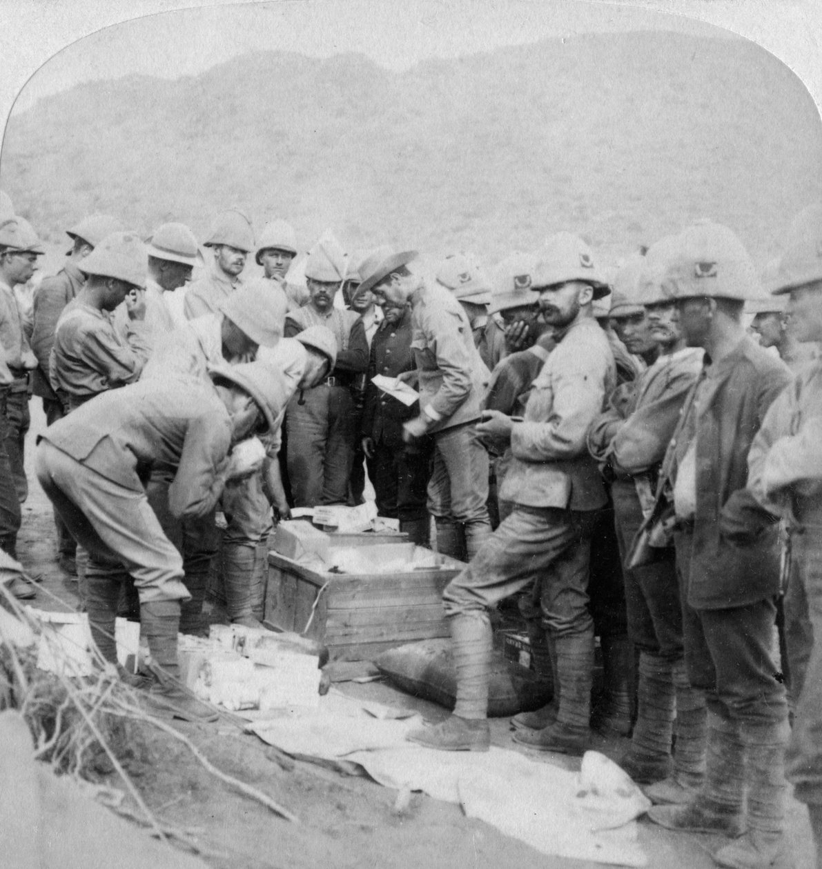 Karácsonyi ajándékok otthonról, Methuen csapatainak a Modder Rivernél, Dél-Afrikában, 1900. alkotó: Underwood and Underwood