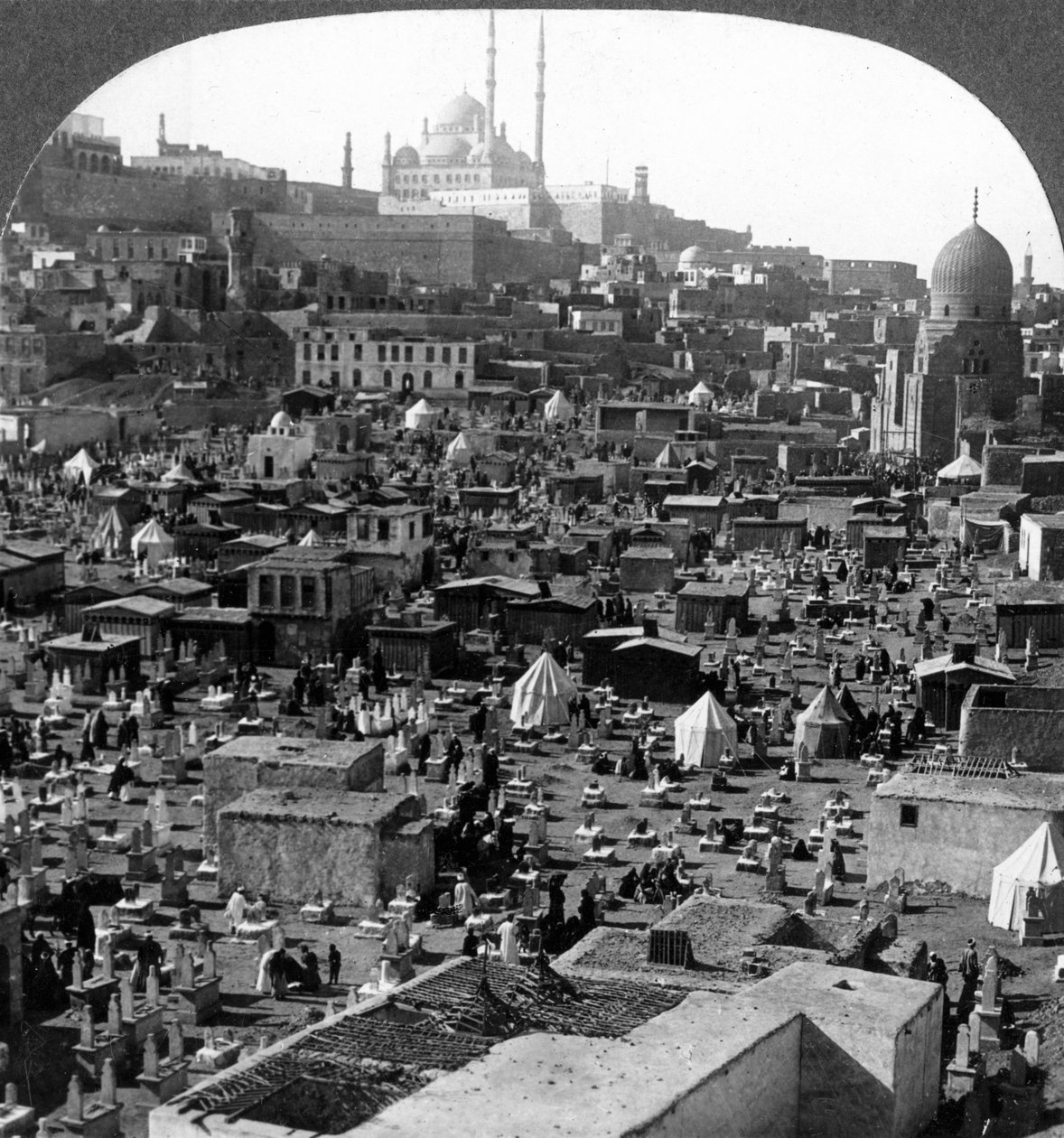 Citadella és Mohammed Ali mecset a Bab-el-Wezir temetőn túl, Kairó, Egyiptom, 1905. alkotó: Underwood and Underwood