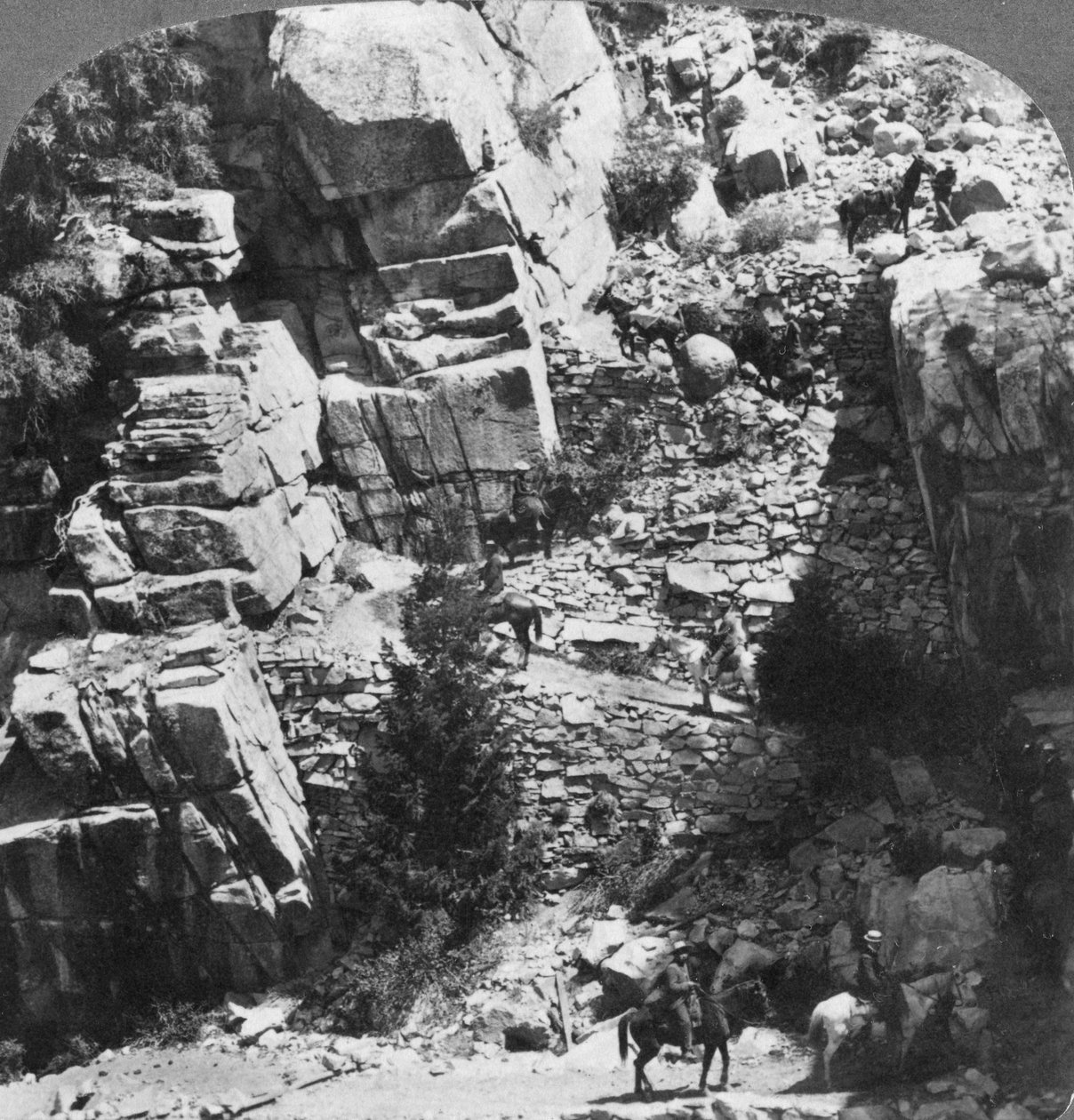Mászás a meredek cikk-cakk ösvényen a Yosemite Valley keleti végén, Kalifornia, USA, 1902 alkotó: Underwood and Underwood