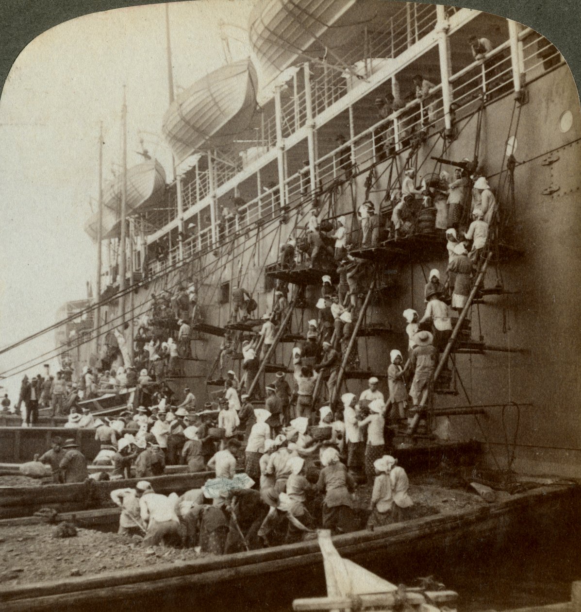 Az SS Siberia Csendes-óceáni posta szénnel való felfűtése Nagaszaki megerősített haditengerészeti állomásán, Japánban, 1904 alkotó: Underwood and Underwood