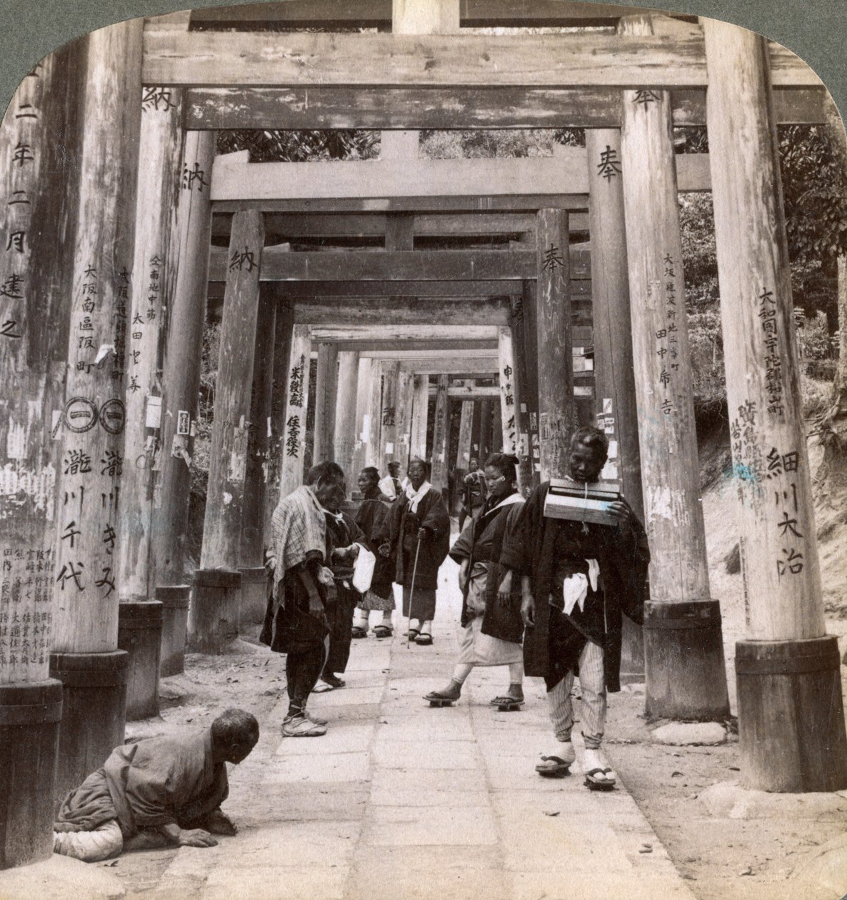 Jönni és menni a szent torii hosszú sorai alatt, Inari sintó temploma, Kiotó, Japán, 1904 alkotó: Underwood and Underwood