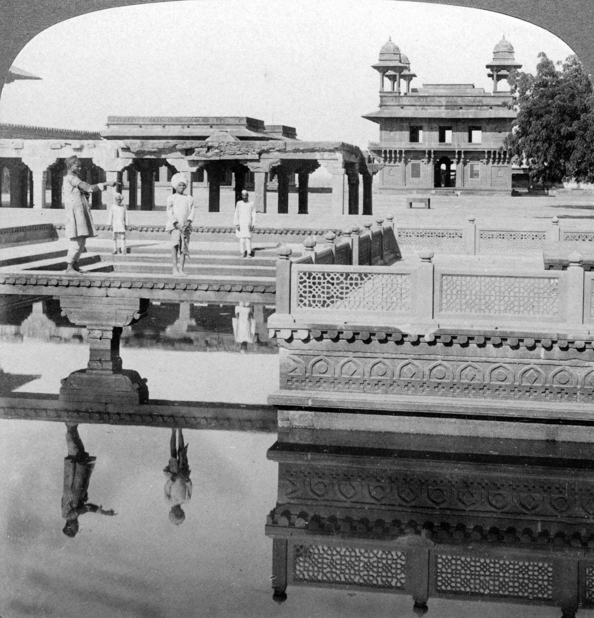 A Mogul Emperors palota udvara, Fatehpur Sikri, India, 1904. alkotó: Underwood and Underwood