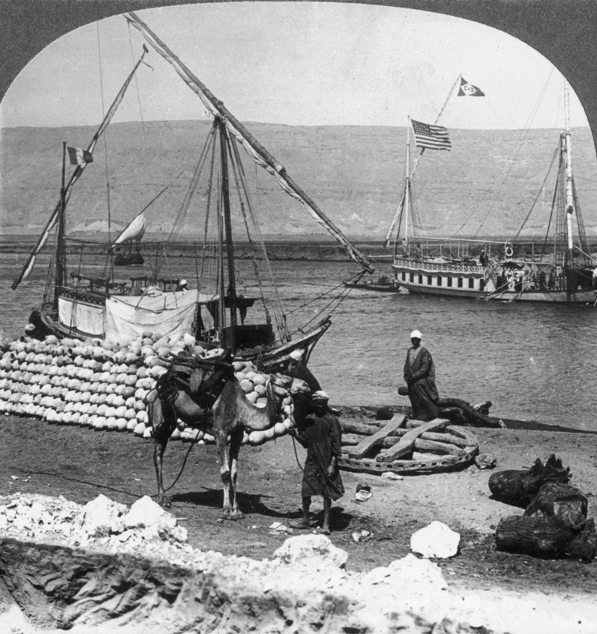 Dahabiyehs a folyón nílusi utazásra készen, Egyiptom, 1905. alkotó: Underwood and Underwood