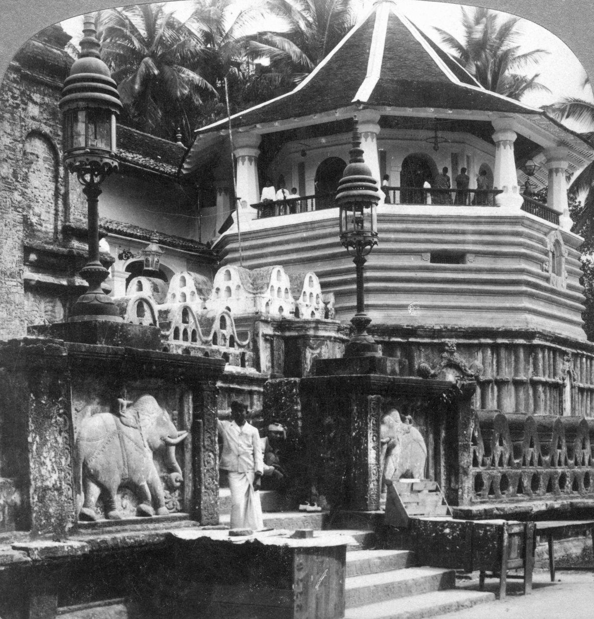 Dalada Maligawa, Buddha Fogak Palotája, Kandy, Sri Lanka, 1902. alkotó: Underwood and Underwood