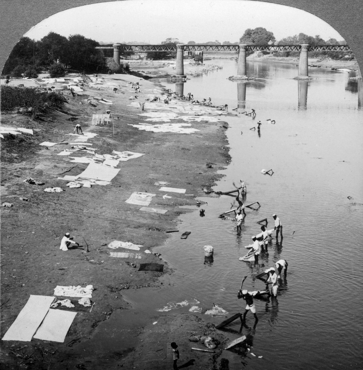 Dobbies ruhát mos a Gomti folyóban, Lucknow közelében, Indiában, 1900-as években. alkotó: Underwood and Underwood