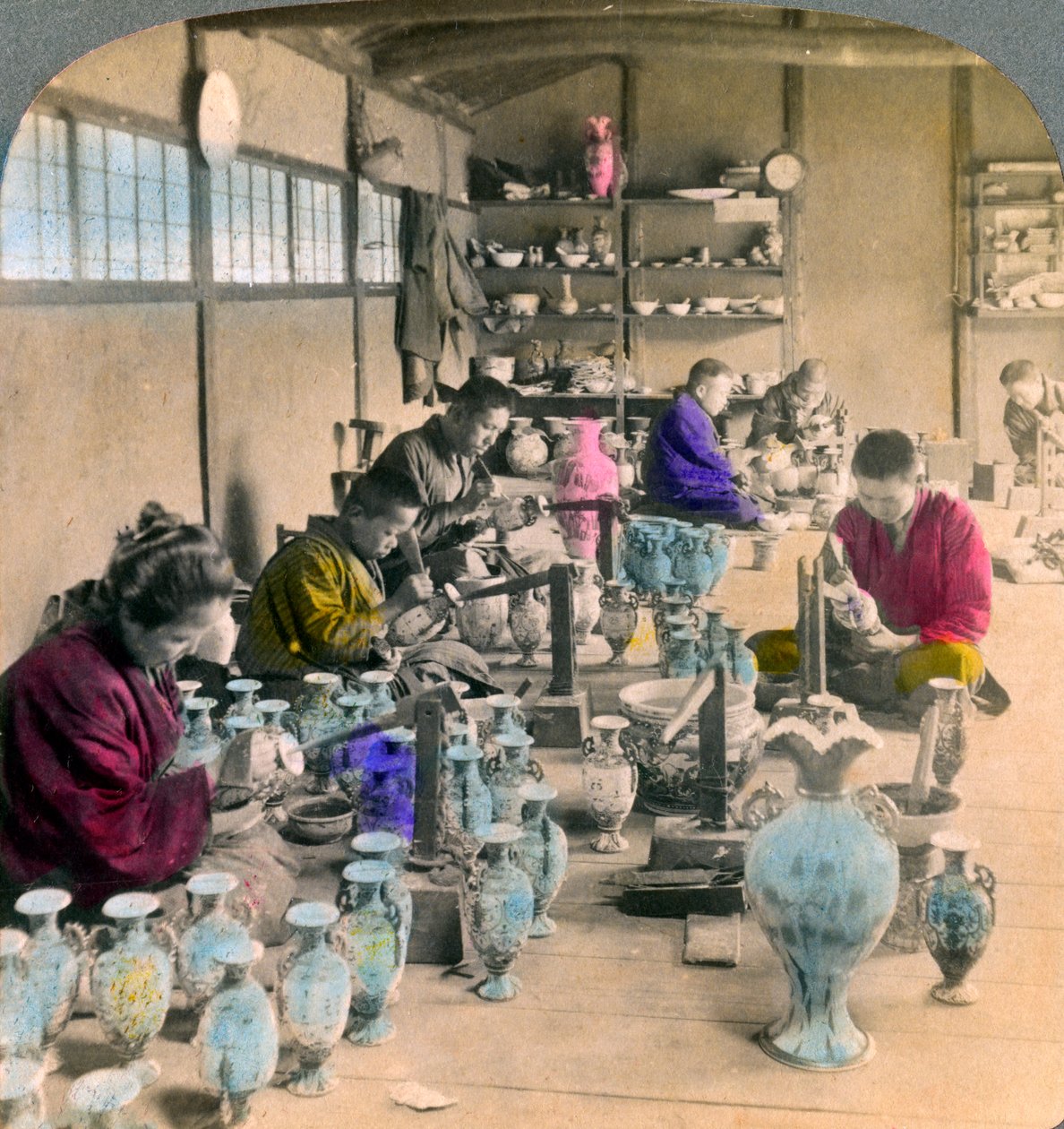 Awata porcelánáruk díszítése a híres Kinkosan művekben, Kiotó, Japán, 1904 alkotó: Underwood and Underwood