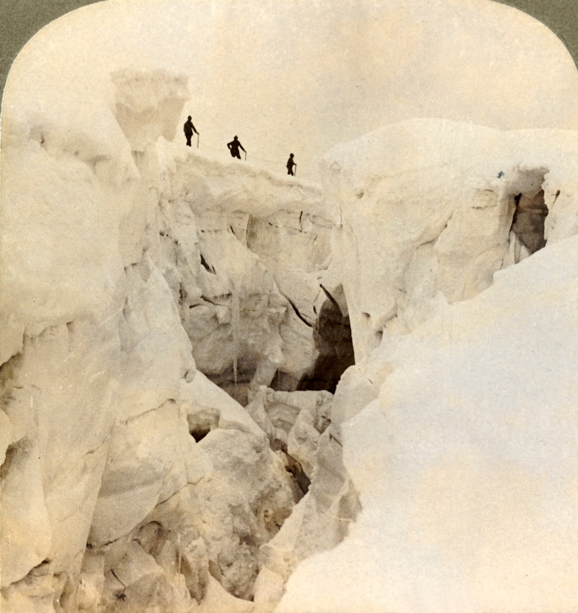 Mt. Blanc leereszkedése – hatalmas hasadékok a csúcs közelében, Alpok, 1901. alkotó: Underwood and Underwood