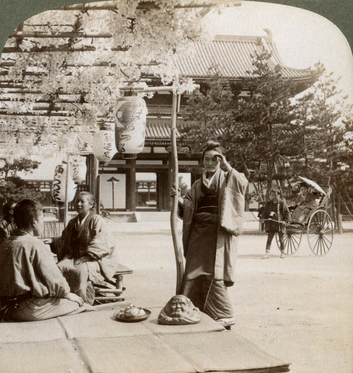 Lelógó wisteriafürtök egy teaház tornácán, Kiotó, Japán, 1904 alkotó: Underwood and Underwood