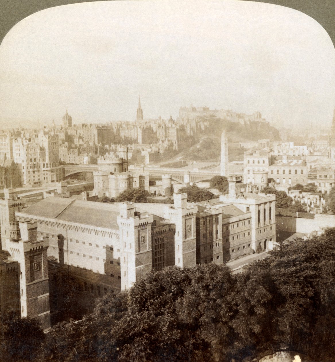 Edinburgh, Calton Hill, S.W. a kastélyhoz, a régi temető fölött, Skócia, 1902. alkotó: Underwood and Underwood