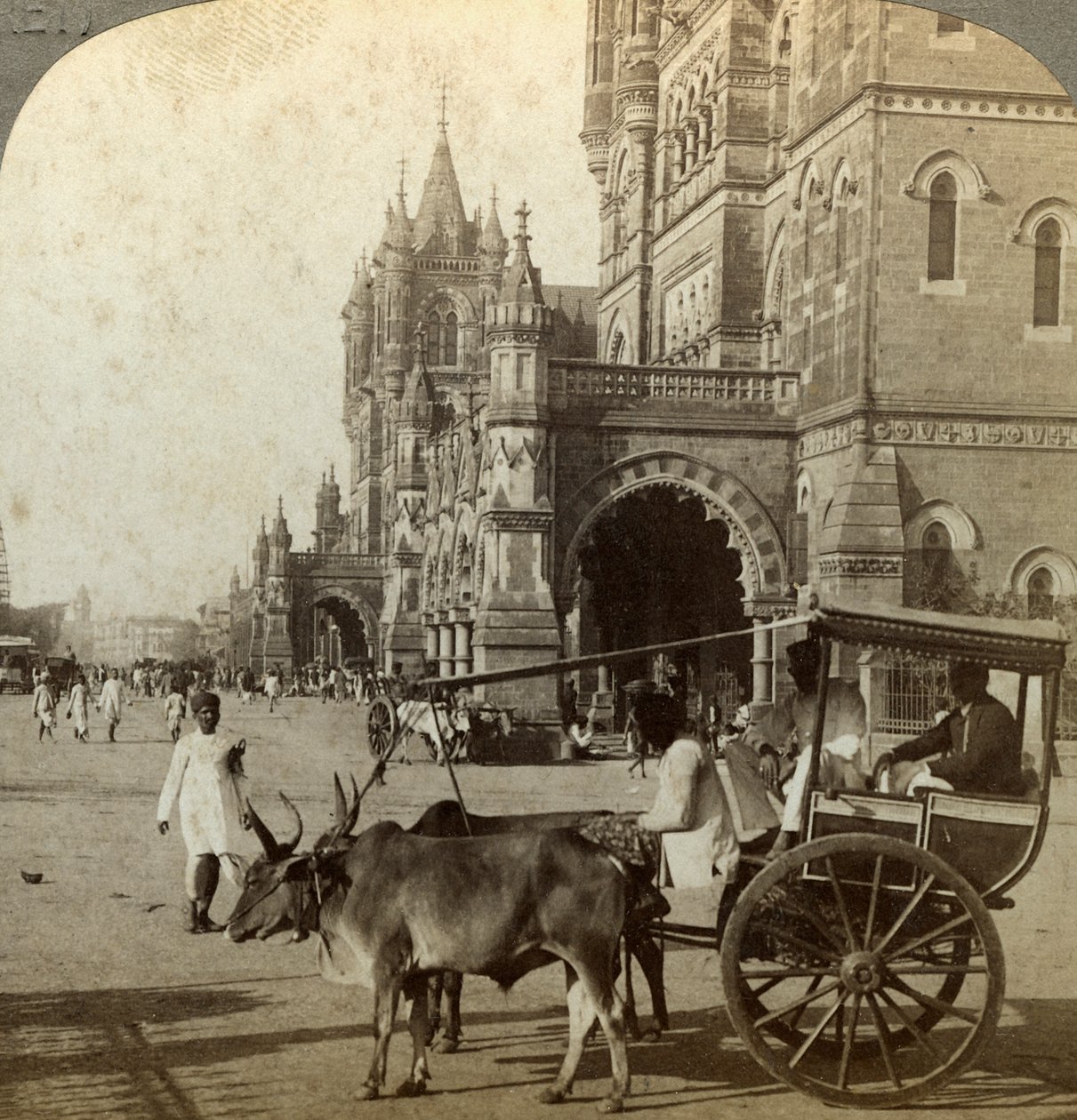 Ekka, a Victoria pályaudvaron kívül, Bombay, India, 1900-as évek. alkotó: Underwood and Underwood