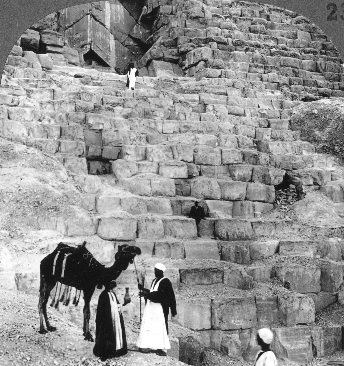 A gízai nagy piramis bejárata, Egyiptom, 1905. alkotó: Underwood and Underwood