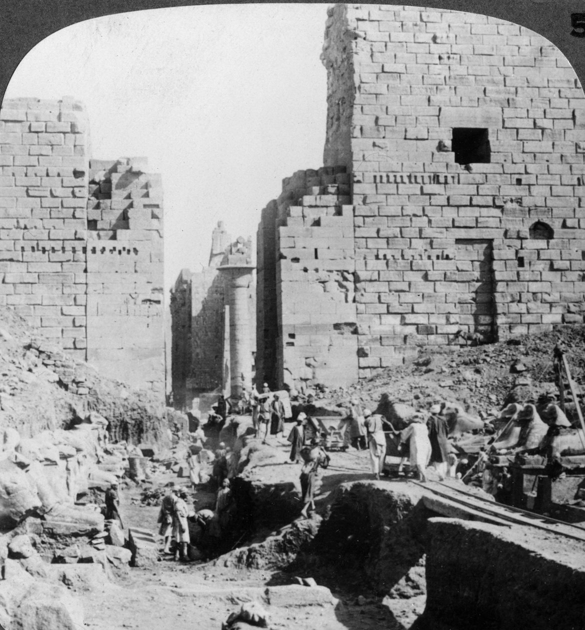 A karnaki templomhoz vezető sugárút feltárása, Théba, Egyiptom, 1905. alkotó: Underwood and Underwood