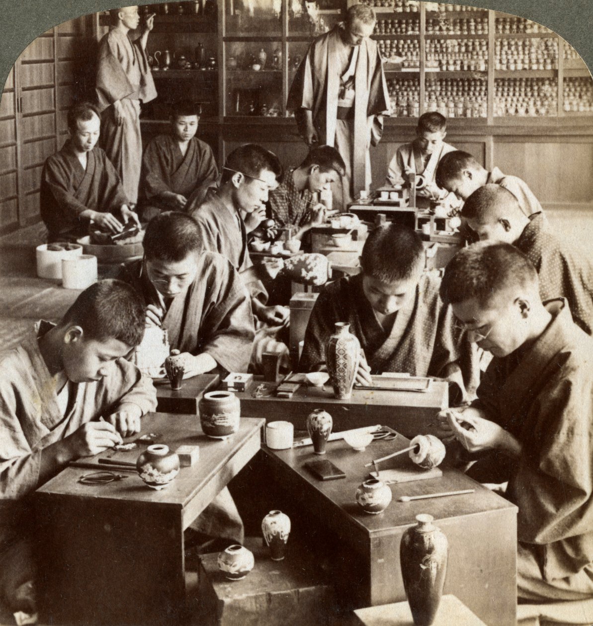 Szakértő munkások, akik terveket készítenek a japán kiotói cloisonne-ban, 1904 alkotó: Underwood and Underwood