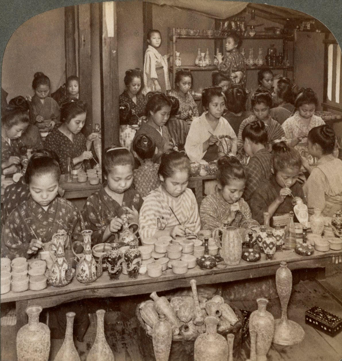 Gyári lányok olcsó kerámiákat díszítenek a külpiacra, Kiotó, Japán, 1904 alkotó: Underwood and Underwood
