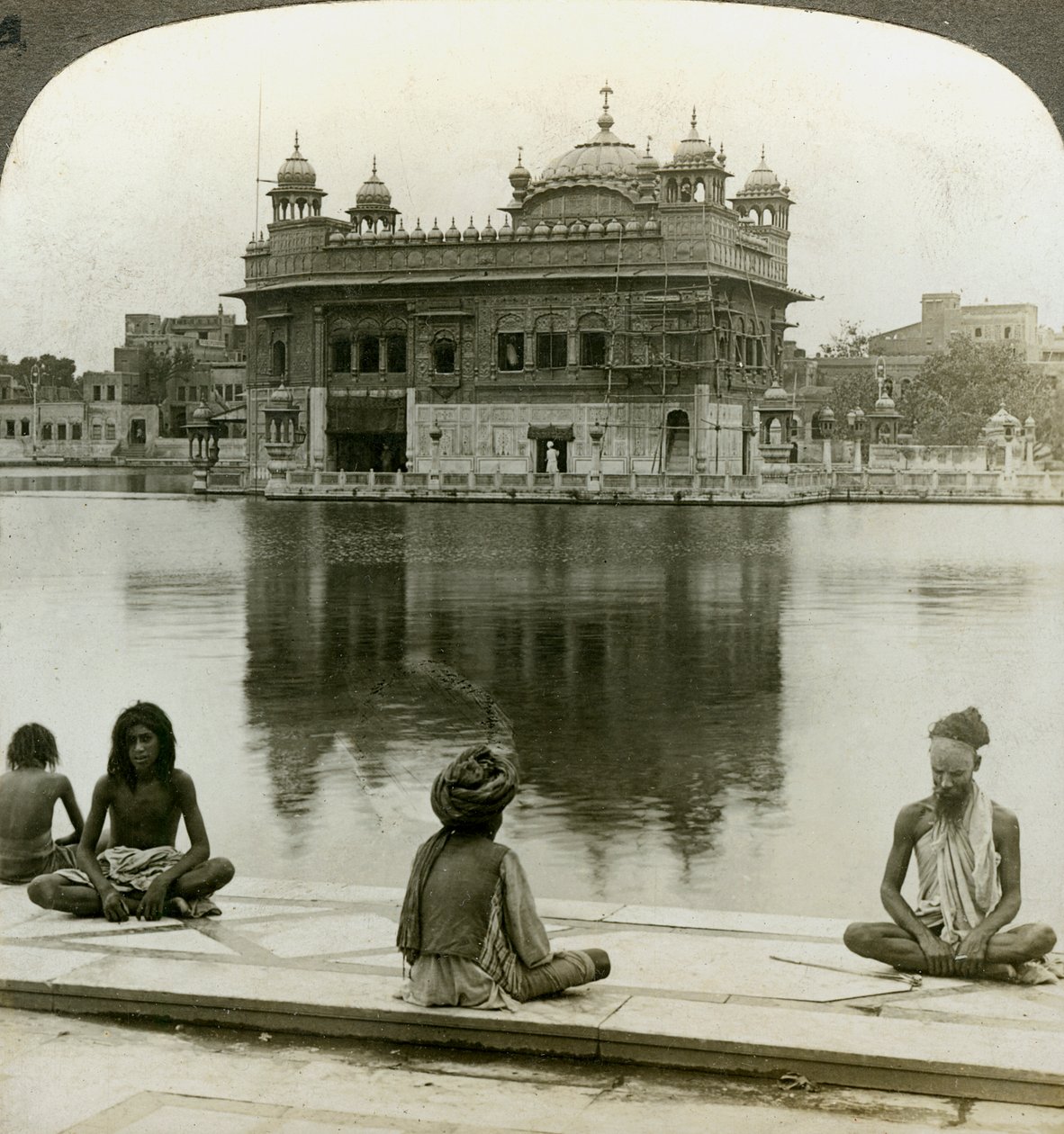Fakírok Amritsarban, délre néznek a Szent Tankon át az Arany Templomig, India, 1900-as évek alkotó: Underwood and Underwood