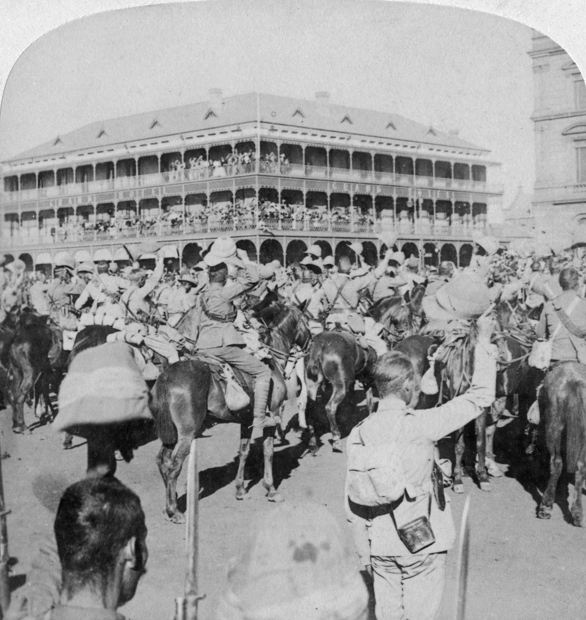 Lord Roberts tábornagy és személyzete a királynőt szurkolja, Pretoria, Dél-Afrika, 1900. június 5. alkotó: Underwood and Underwood