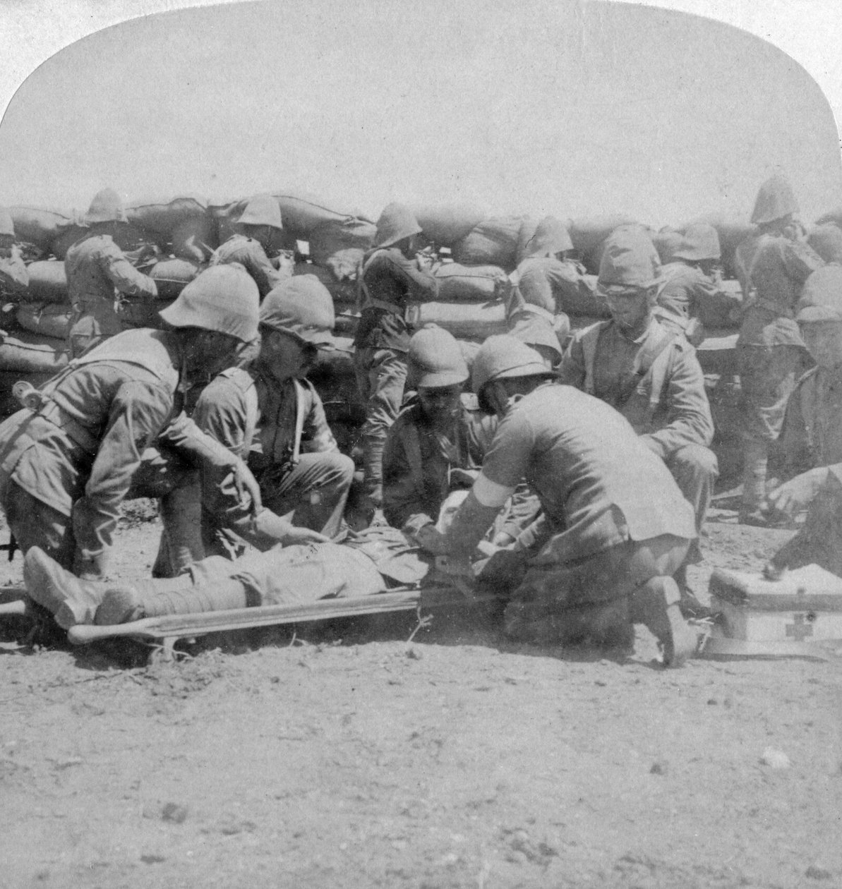 Elsősegélynyújtás egy megsebesült fusiliernek, Honey Nest Gloof Battle, Boer War, Dél-Afrika, 1900. február. alkotó: Underwood and Underwood
